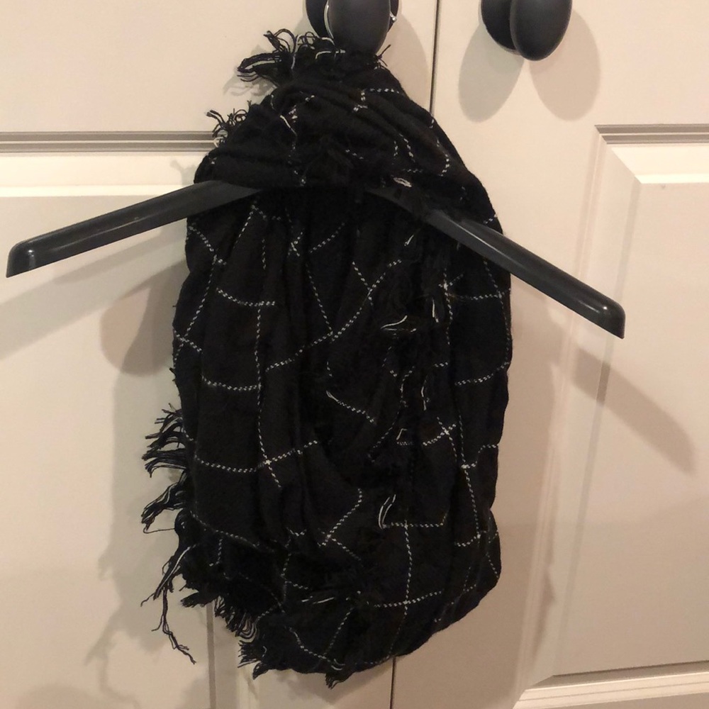 Black and white scarf